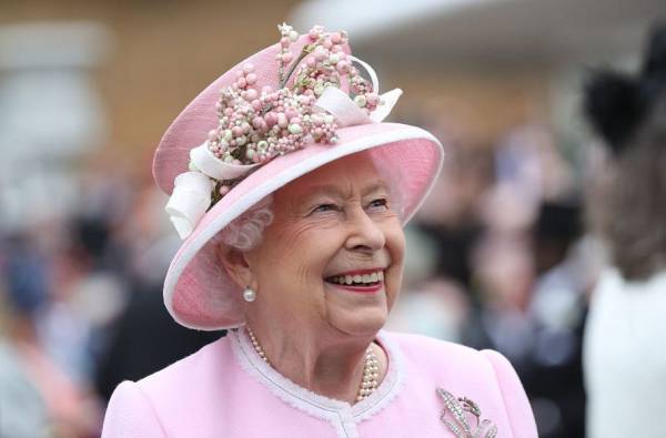 Featured image for post: Queen Elizabeth and Power That Transcends Politics