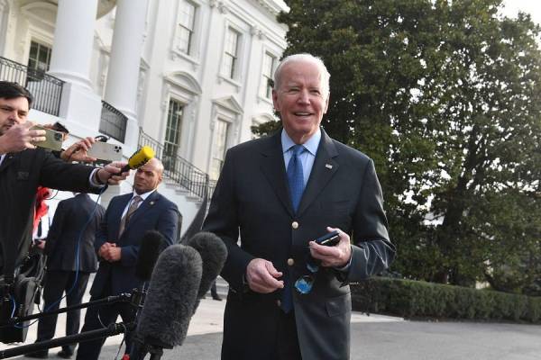 Fact Check: Is White House Foliage Proof Biden Faked a Photo?