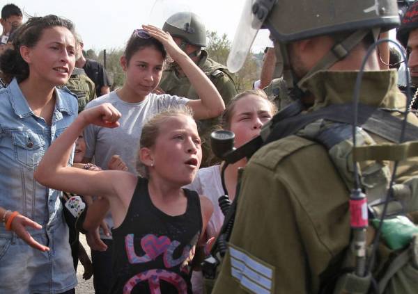 Fact Check: Did a Ukrainian Girl Confront a Russian Soldier?