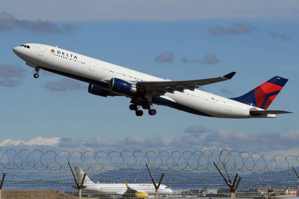 Did a Delta Pilot Collapse and Die Midflight?