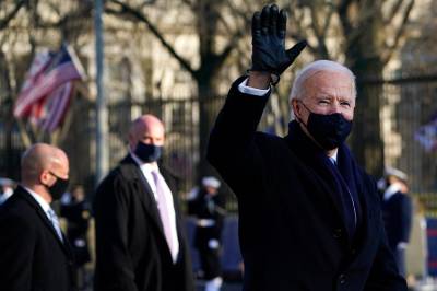 Does a Video Show National Guard Troops Turning Their Back on Joe Biden?