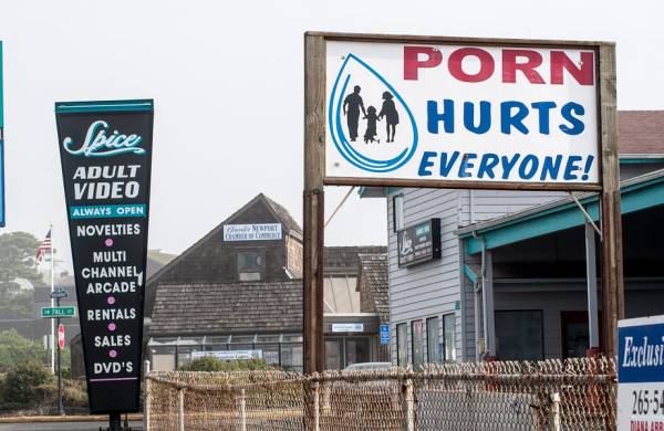 Featured image for post: It’s Constitutionally Impossible and Legally Imprudent to Ban Porn