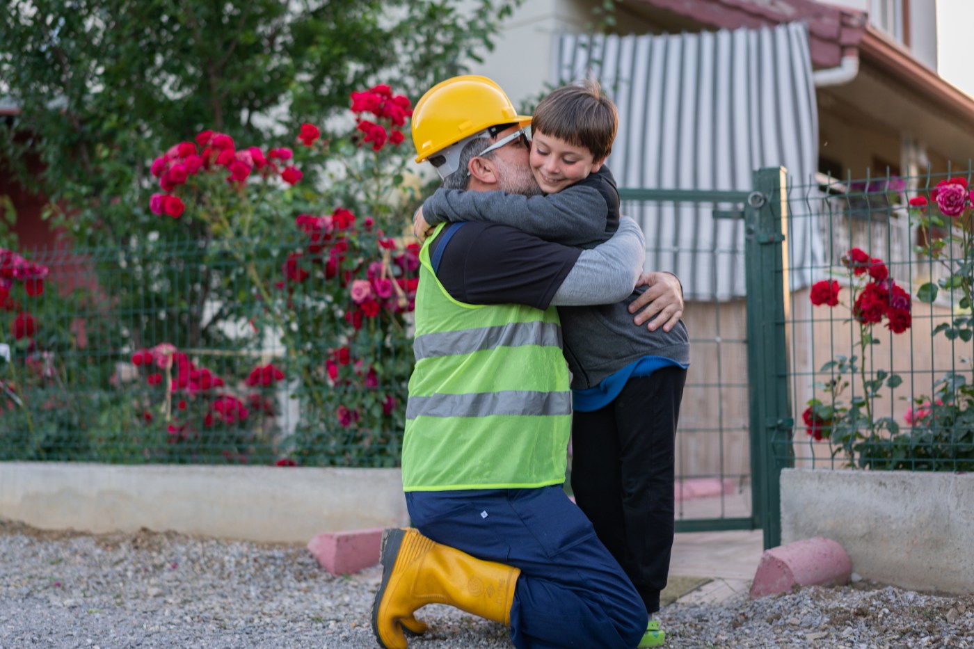 The engineer goes to night shift and says goodbye to your child at the entrance of the house.