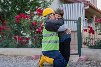 The engineer goes to night shift and says goodbye to your child at the entrance of the house.