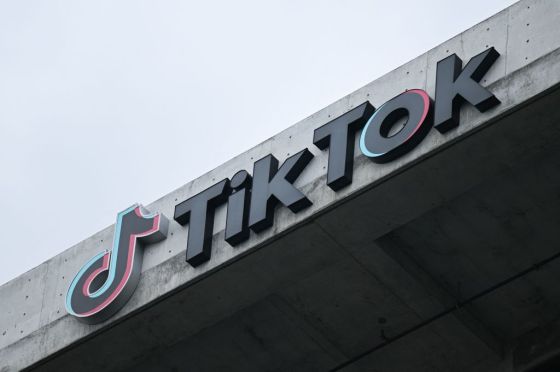 The TikTok logo is displayed outside the TikTok company offices in Culver City, California. (Photo by PATRICK T. FALLON/AFP via Getty Images)