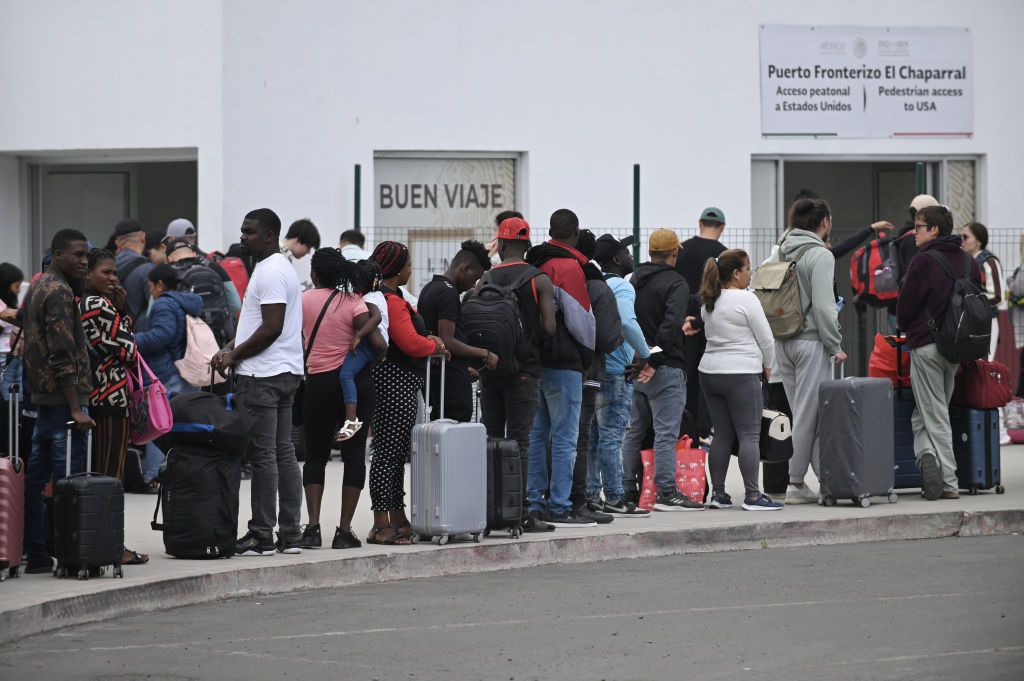 Migrants at Tijuana-San Diego border as Title 42 ends