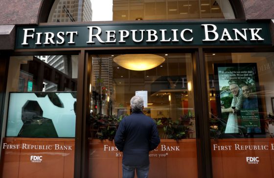 A passerby stops to read a posted announcement from the FDIC about the seizure of First Republic Bank Monday in San Francisco. (Photo by Justin Sullivan/Getty Images)