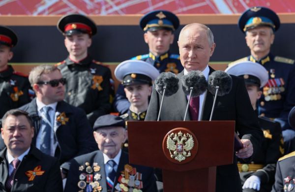 TOPSHOT-RUSSIA-HISTORY-WWII-ANNIVERSARY-PARADE-PUTIN