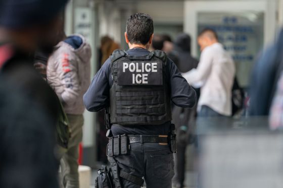An ICE agent monitors hundreds of asylum seekers being processed in New York. (Photo by David Dee Delgado/Getty Images)