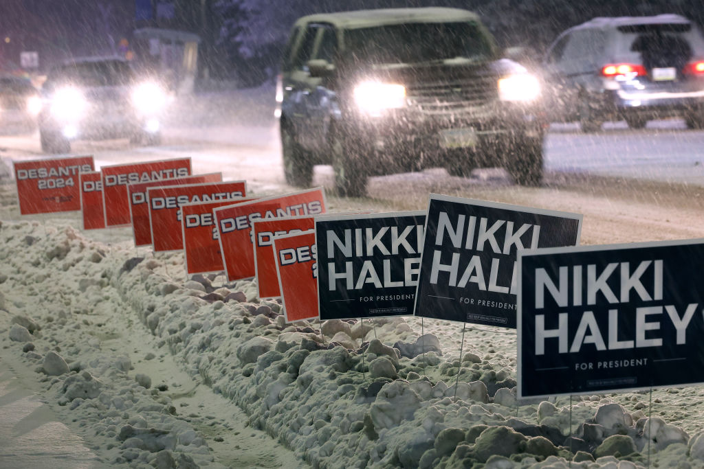 Campaign signs for Republican presidential candidates Nikki Haley and Ron DeSantis in Des Moines, Iowa. (Photo by Chip Somodevilla/Getty Images)