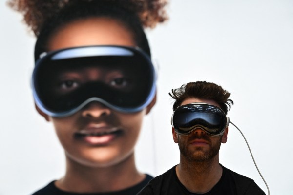 US-TECH-APPLE-VISIONPRO