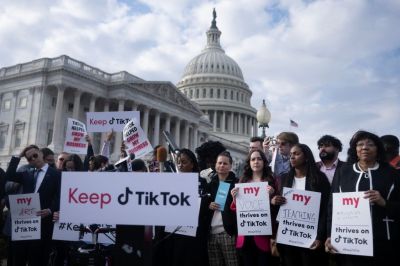 TOPSHOT-US-CHINA-POLITICS-ECONOMY-INTERNET-TIKTOK