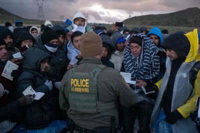 TOPSHOT-US-MEXICO-MIGRATION-BORDER-MIGRANTS