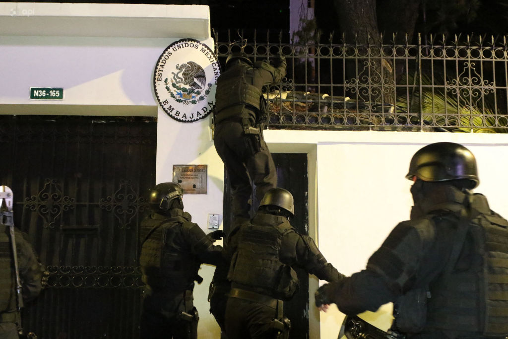 TOPSHOT-ECUADOR-MEXICO-POLITICS-DIPLOMACY-GLAS