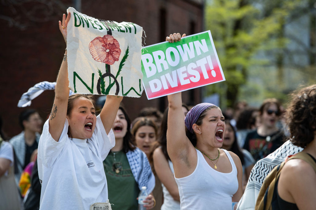 Para pengunjuk rasa berbaris di sekitar University Hall di Brown University di Providence, Rhode Island, pada tanggal 29 April 2024. (Foto oleh Joseph Prezioso / AFP) (Foto oleh JOSEPH PREZIOSO/AFP via Getty Images)