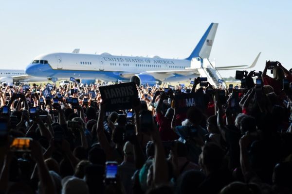 Featured image for post: Crowd Photos at a Harris-Walz Rally Were Not Generated by AI