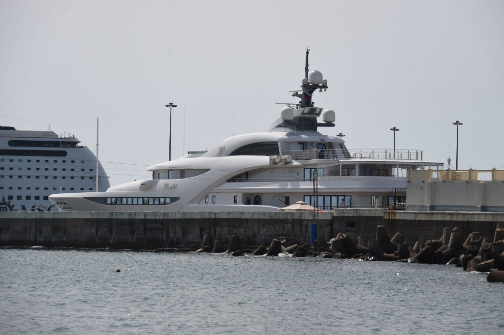 The yacht 