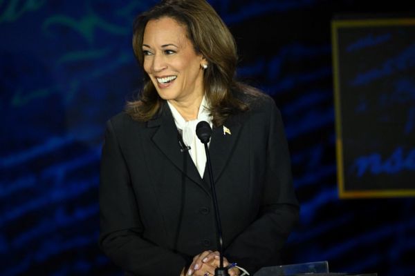 Featured image for post: No, Kamala Harris Wasn’t Wearing ‘Audio Earrings’ at the Debate