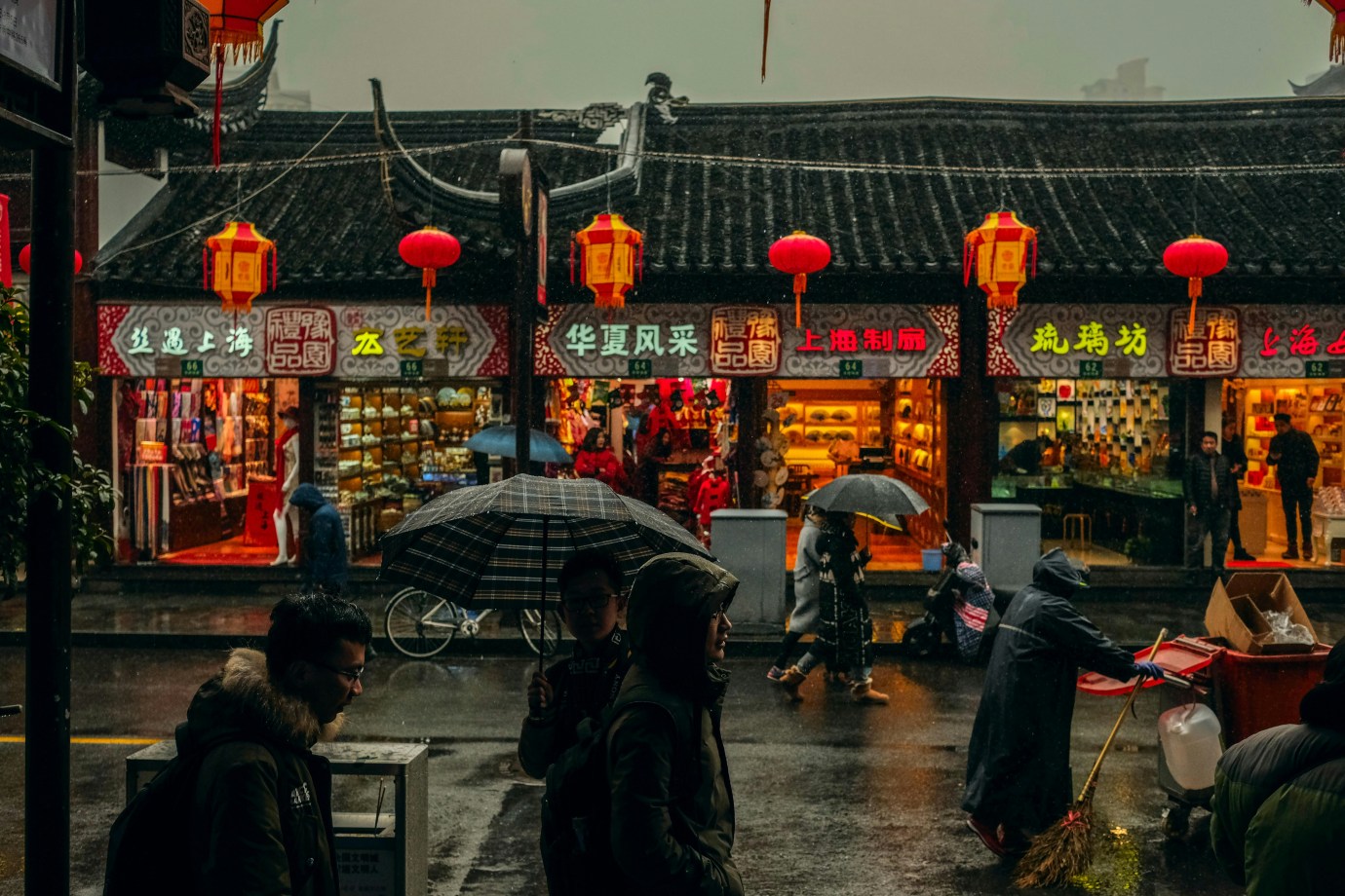 A market in Shanghai, China. (Photo by Nuno Alberto via Unsplash.)