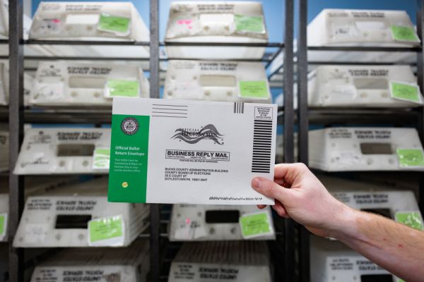 Featured image for post: Video Alleging Voter Fraud in Pennsylvania Actually Shows a Postal Worker Delivering Ballots