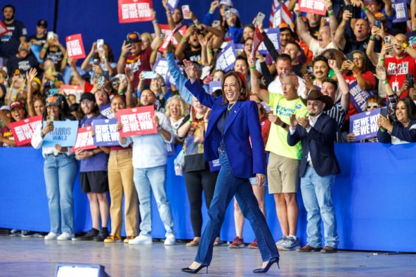 Featured image for post: With Time Running Out, Kamala Harris Tries to Rally Arizona Latinos