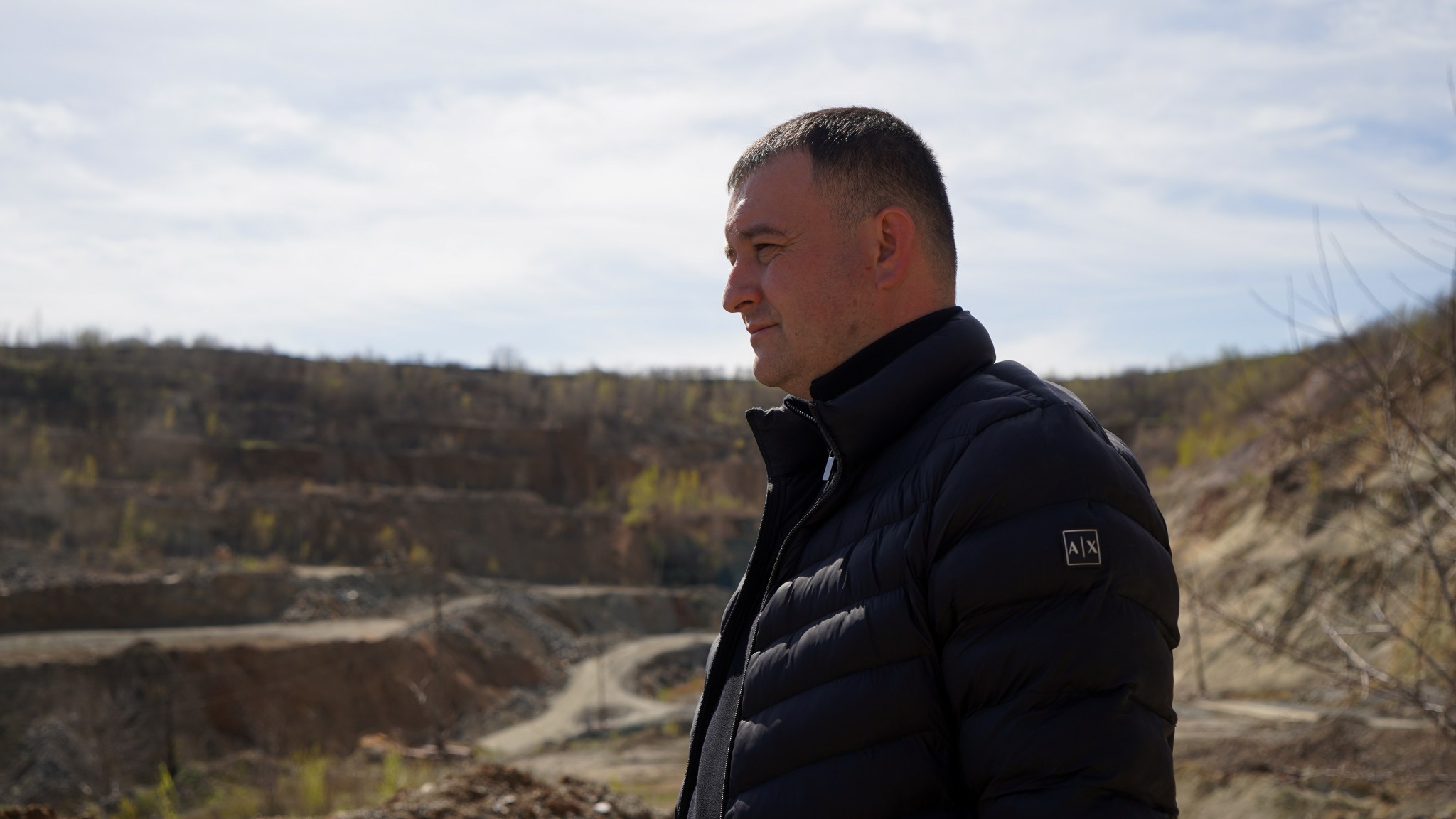 Ihor Semko, the mine’s director, gazes at the crater from the valley’s lowest point. (Photograph by Iryna Matviyishyn)